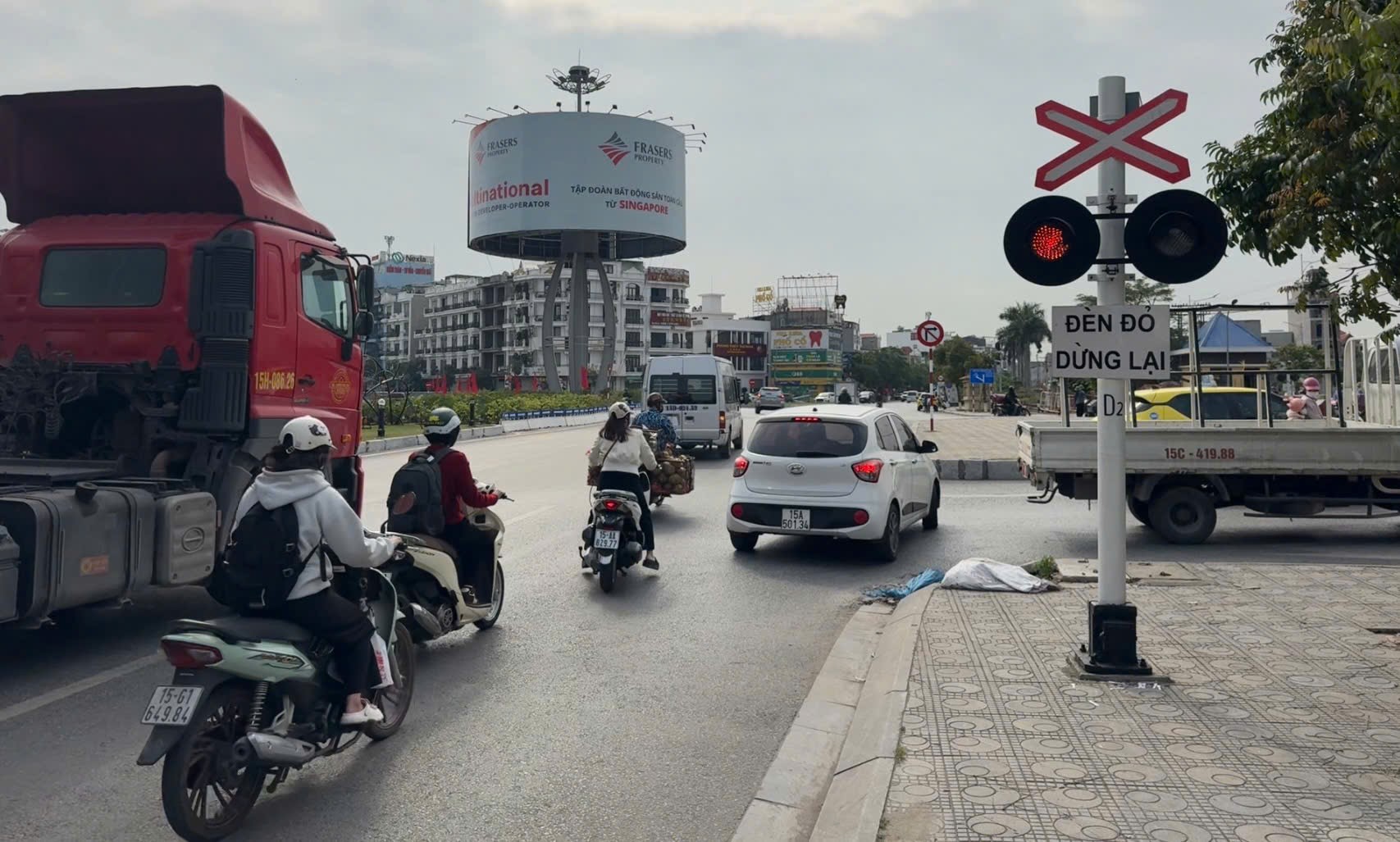 Phòng Cảnh sát giao thông Hải Phòng quyết liệt xử lý các phương tiện vi phạm quy định an toàn đường sắt